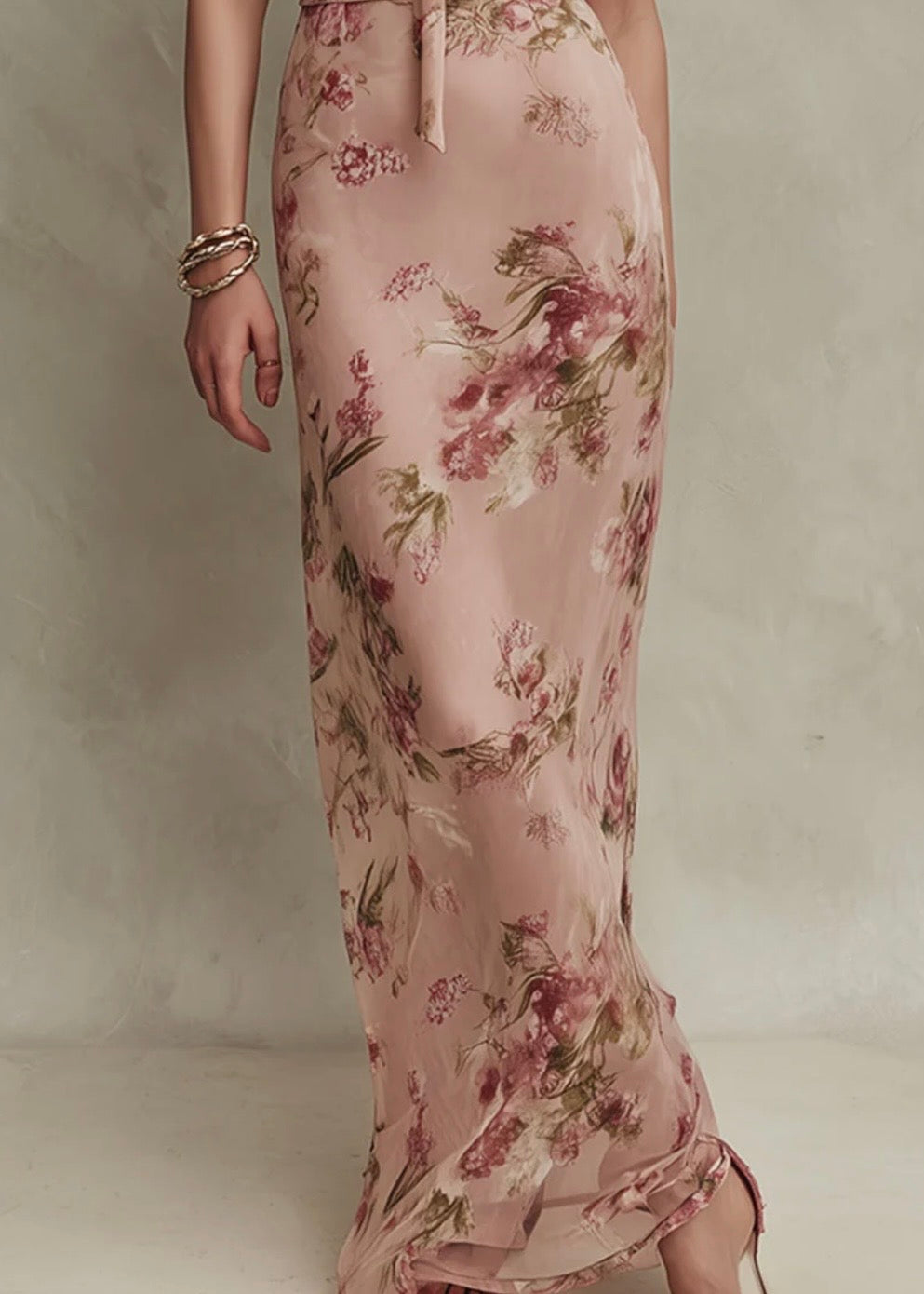 LIA | VESTIDO LARGO DE MUSELINA CON UN ELEGANTE ESTAMPADO FLORAL Y ESCOTE EN FORMA DE GOTA