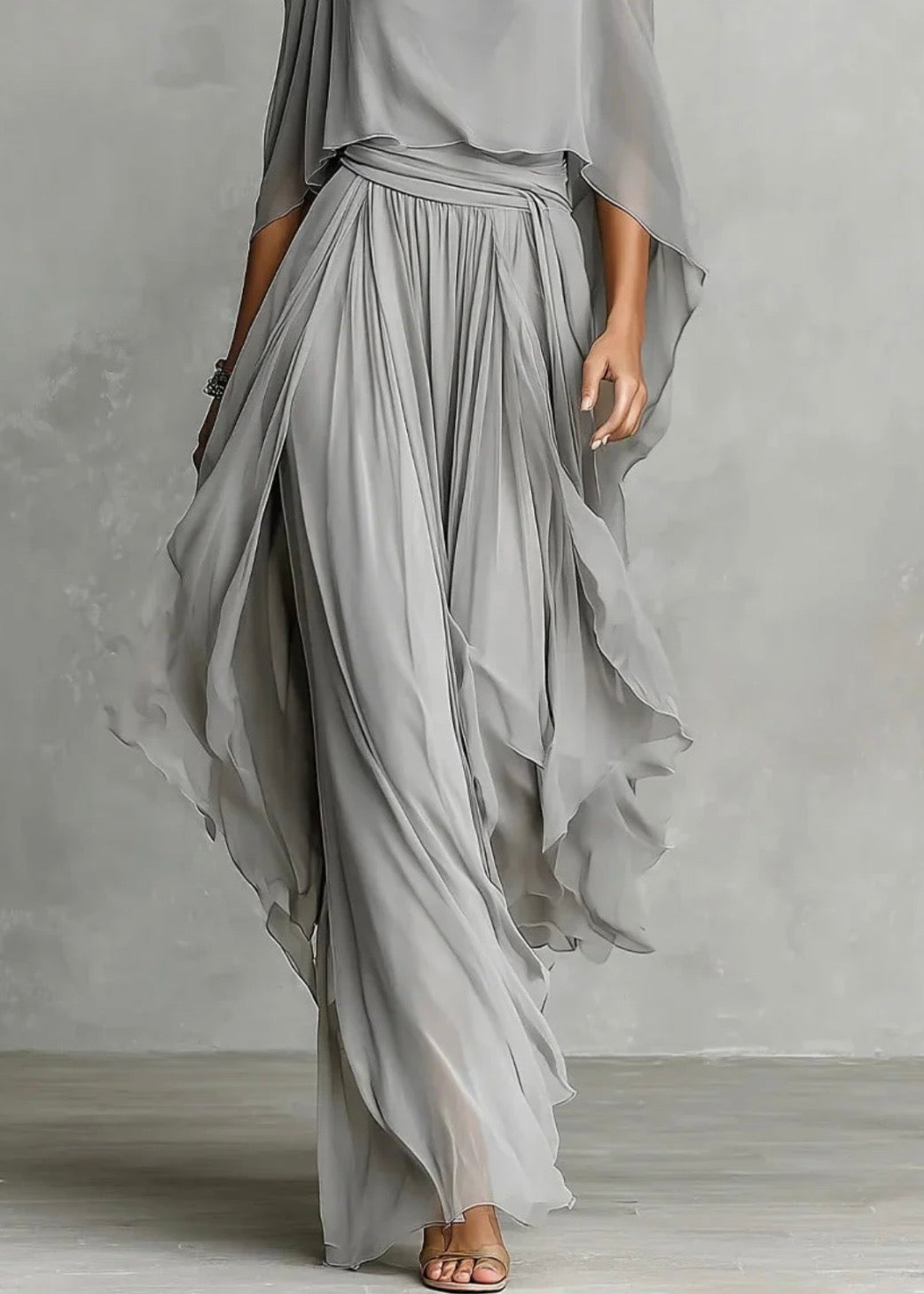 ISABELLE | CONJUNTO GRIS DE CORTE FLUIDO CON TOP DE TIRANTES FINOS Y PANTALÓN LIGERO