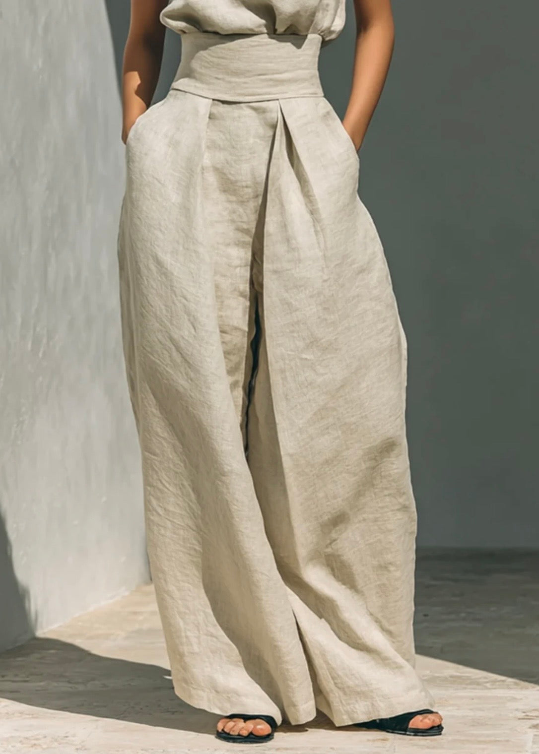 AURORA | CONJUNTO DE DOS PIEZAS DE LINO BEIGE CON TOP SIN MANGAS Y PANTALÓN DE PIERNA ANCHA