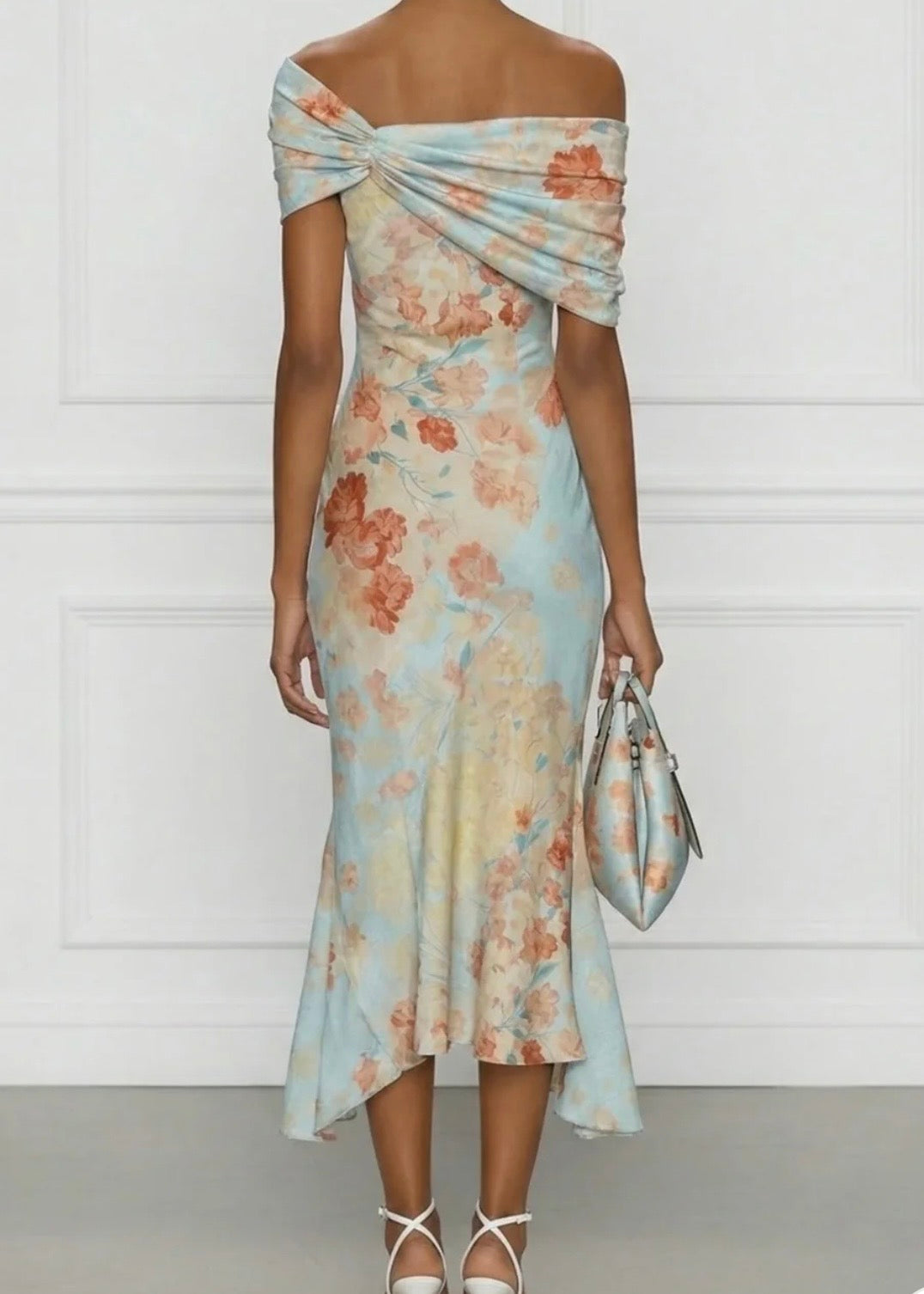 VICTORIE | VESTIDO MIDI DE CORTE SIRENA CON HOMBROS AL AIRE  Y ESTAMPADO FLORAL AZUL