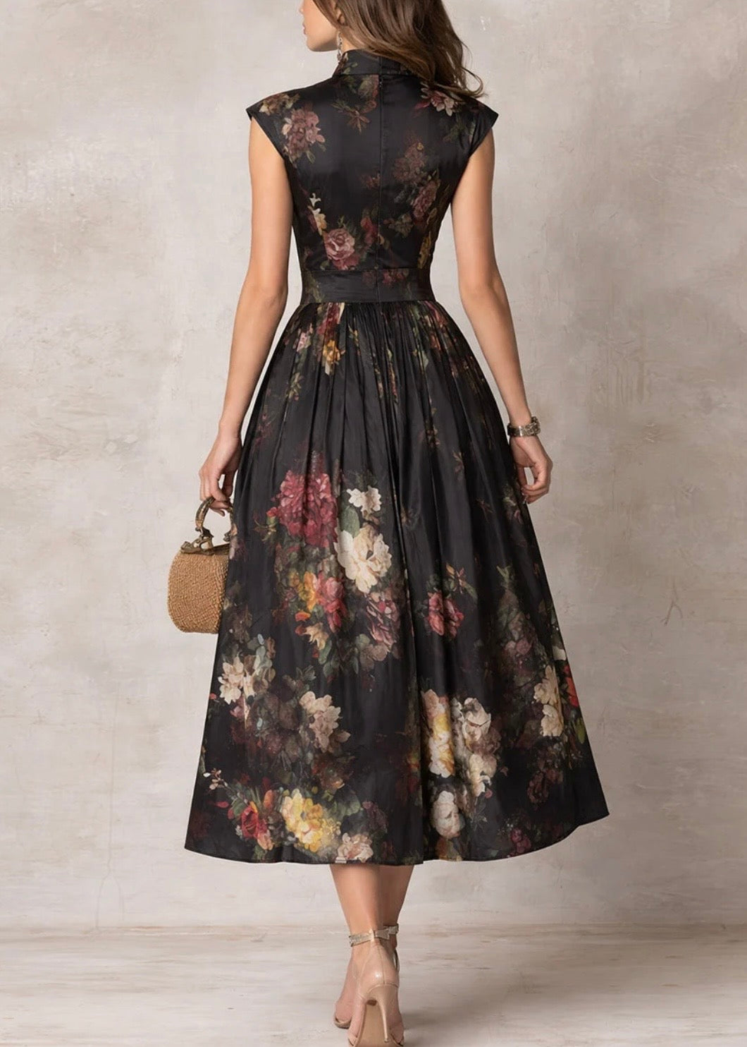VIOLETTE | VESTIDO MIDI NEGRO CON ESTAMPADO FLORALY ESCOTE EN FORMA DE GOTA