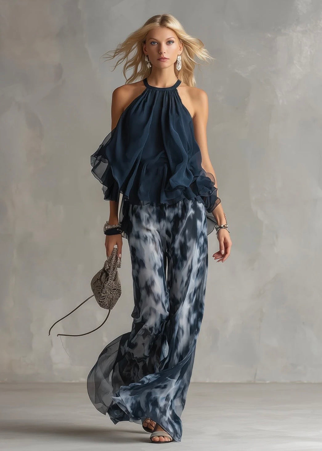 CHLOÉ | CONJUNTO ELEGANTE CON TOP AZUL MARINO CON ESPALDA DESCUBIERTA Y PANTALONES ANCHOS ESTAMPADOS
