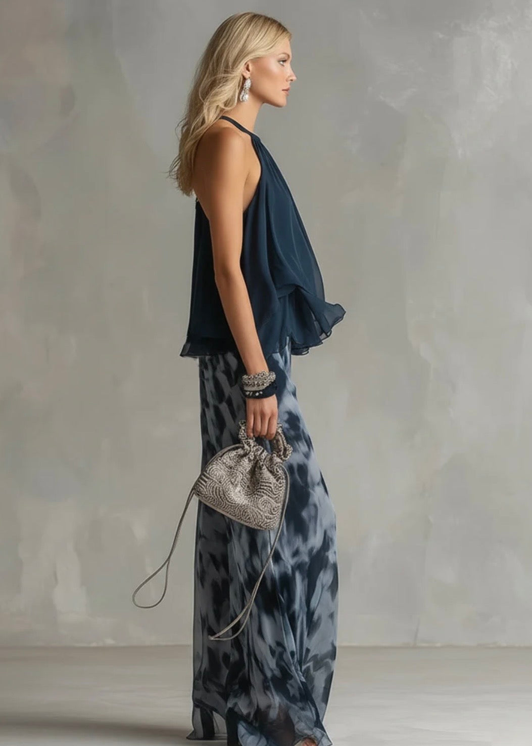 CHLOÉ | CONJUNTO ELEGANTE CON TOP AZUL MARINO CON ESPALDA DESCUBIERTA Y PANTALONES ANCHOS ESTAMPADOS