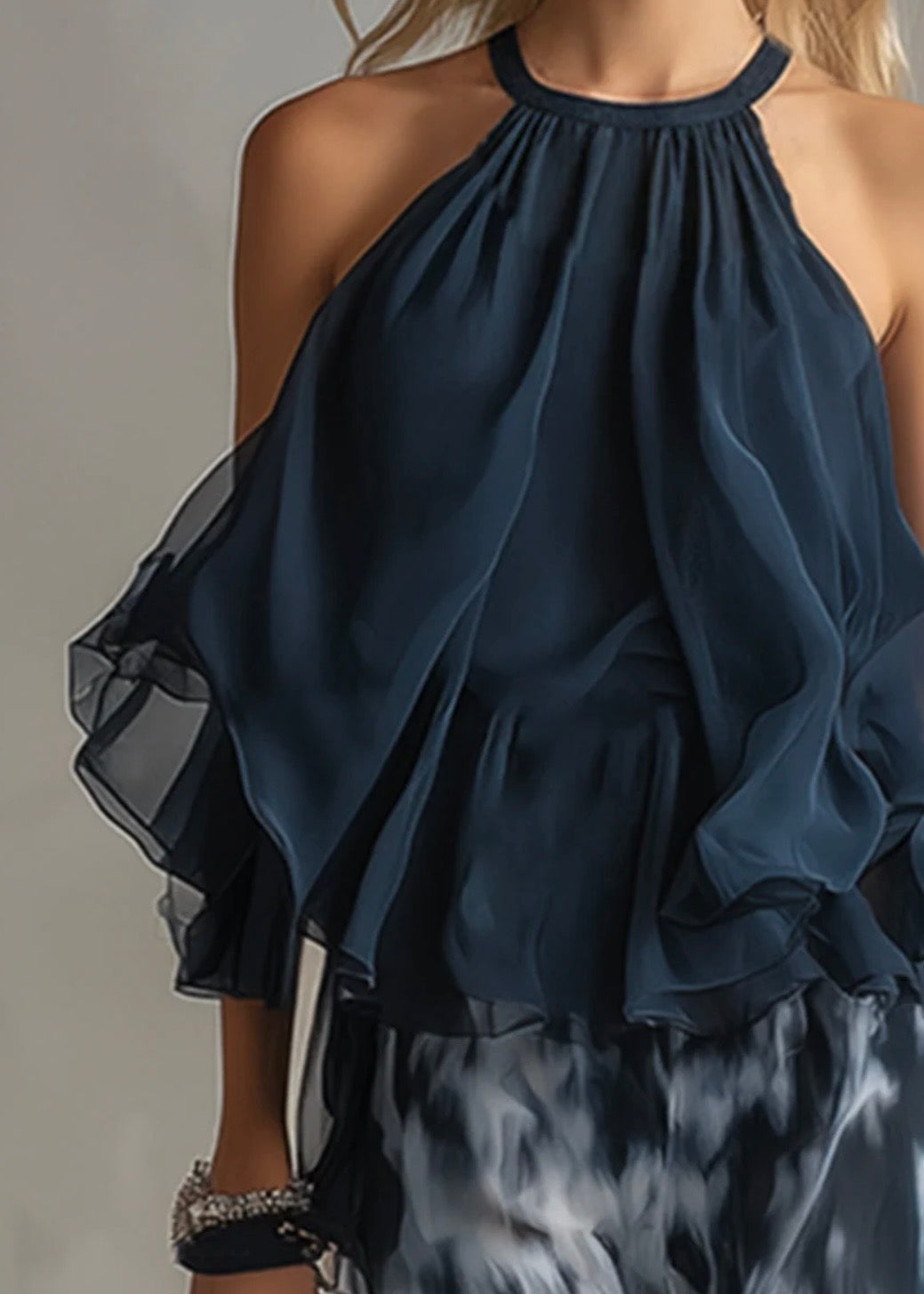 CHLOÉ | CONJUNTO ELEGANTE CON TOP AZUL MARINO CON ESPALDA DESCUBIERTA Y PANTALONES ANCHOS ESTAMPADOS