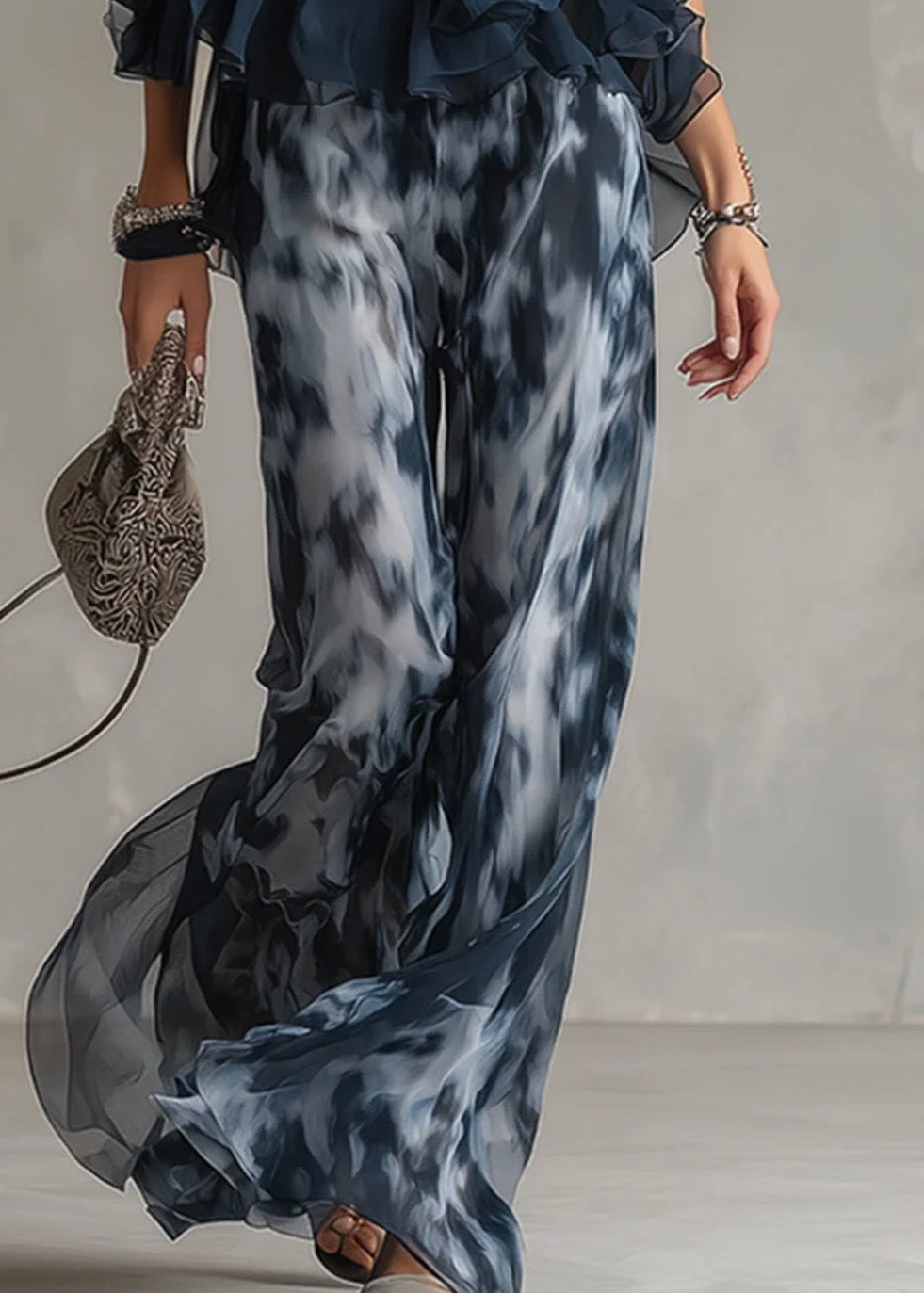 CHLOÉ | CONJUNTO ELEGANTE CON TOP AZUL MARINO CON ESPALDA DESCUBIERTA Y PANTALONES ANCHOS ESTAMPADOS