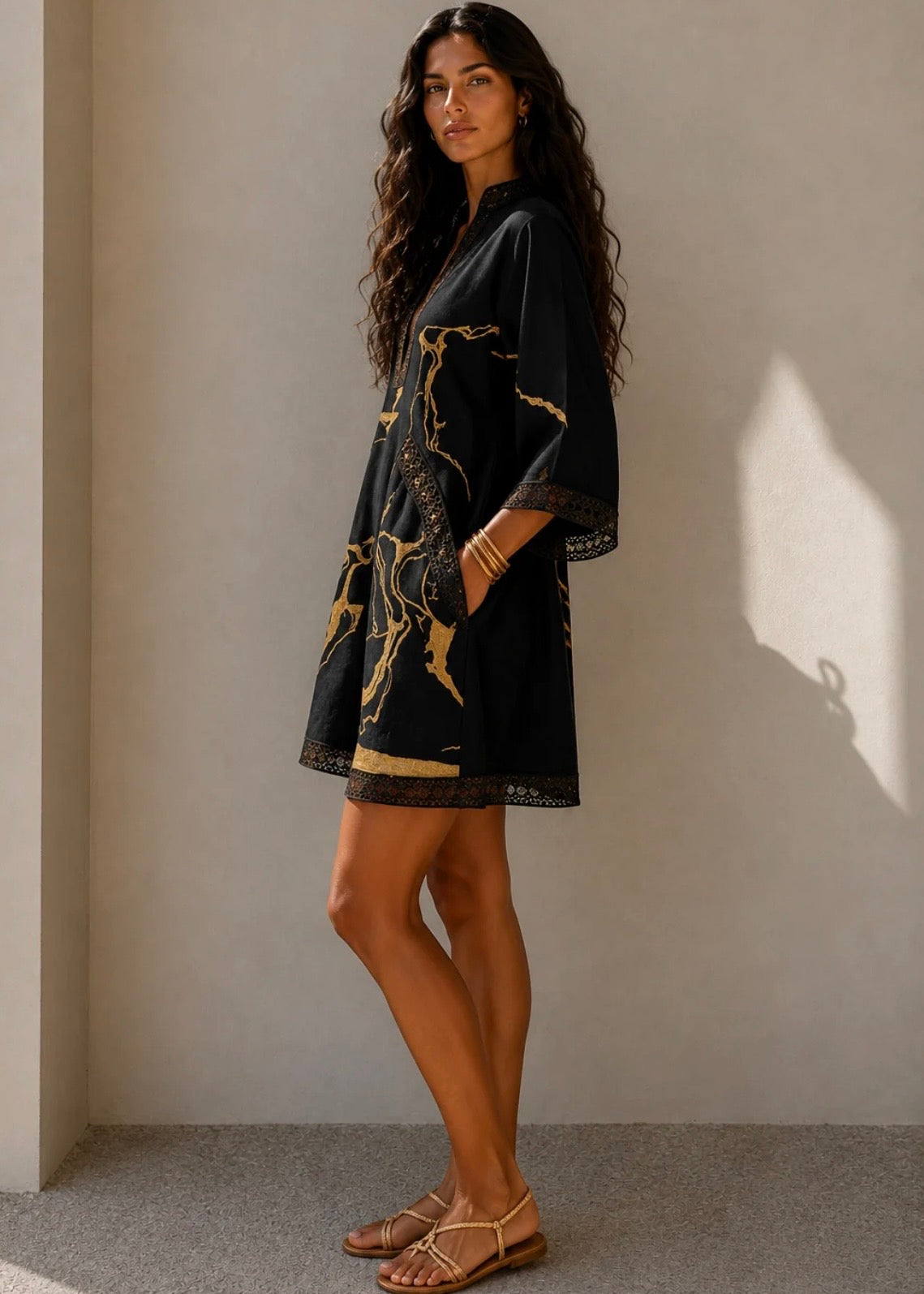 DONATELLA | MINIVESTIDO NEGRO ESTAMPADO DE MÁRMOL DORADO Y ENCAJE DE GANCHILLO