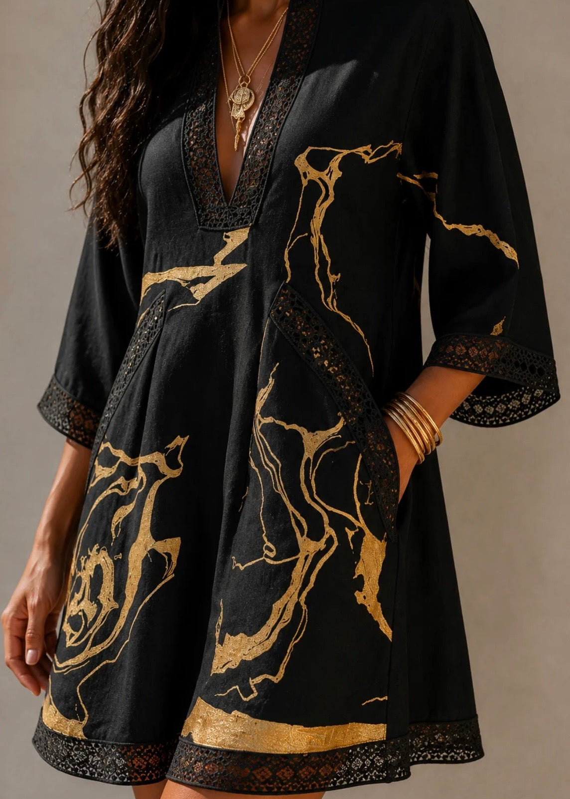 DONATELLA | MINIVESTIDO NEGRO ESTAMPADO DE MÁRMOL DORADO Y ENCAJE DE GANCHILLO