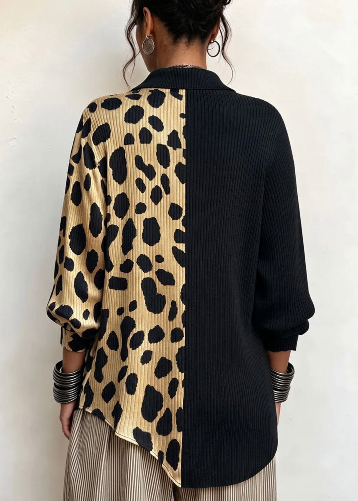 RAFFAELLA | SUÉTER ASIMÉTRICO CON ESTAMPADO DE LEOPARDO Y DISEÑO